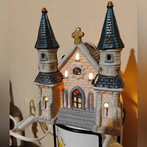 DICKENS KEEPSAKE PORCELAIN LIGHTED HOUSE